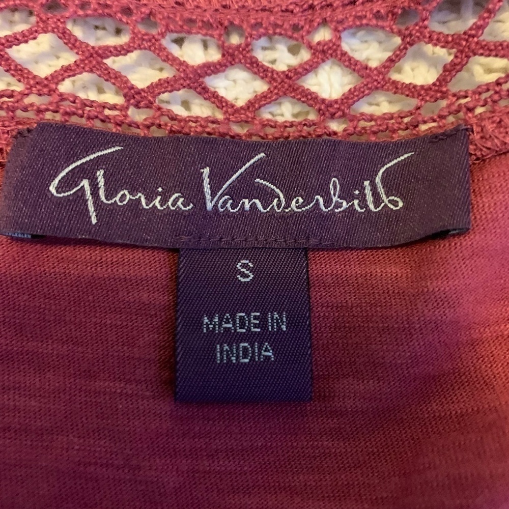 GLORIA Vanderbilt Cranberry V-Neck Blouse W/ Embroidery Detail Size Small (1164) - Picture 7 of 10